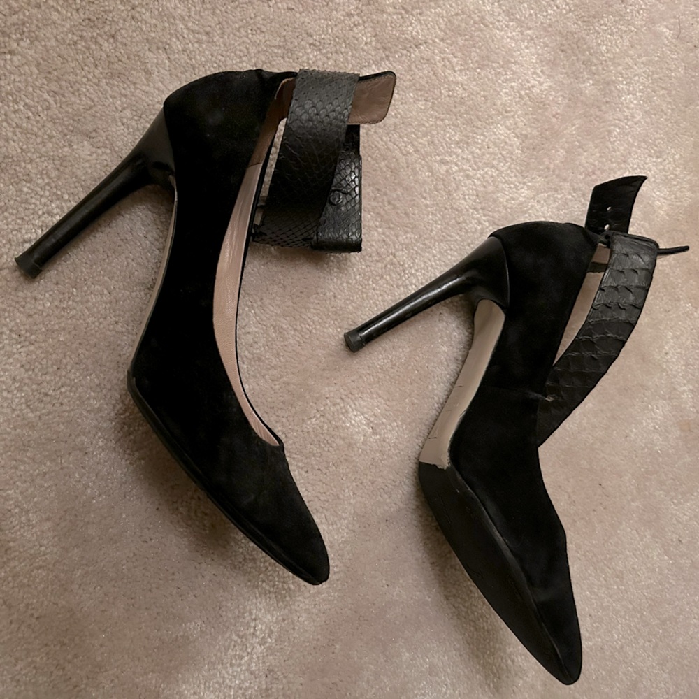 Black pumps,